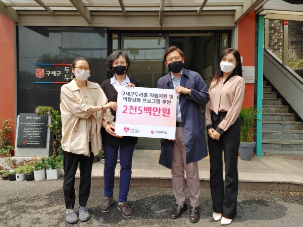 현대중공업그룹1퍼센트나눔재단이 서울 서대문구에 위치한 미혼모자 복지시설 구세군두리홈을 찾아 후원금을 전달했다.