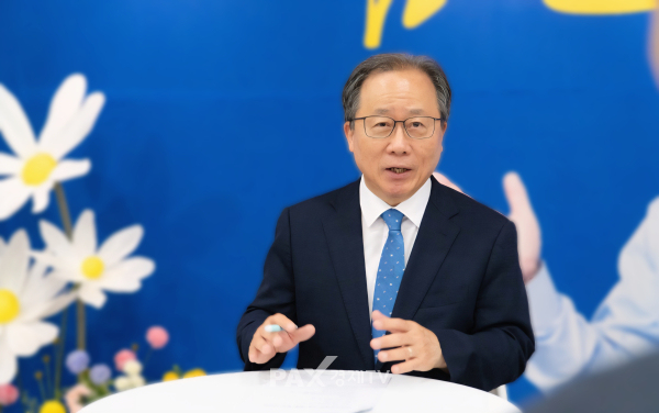 김석준 부산시교육감 후보가 팍스경제TV와의 인터뷰에서 공교육 경쟁력 강화와 AI 교육 확대 방안에 대해 설명하고 있다. [사진=박자연 기자]