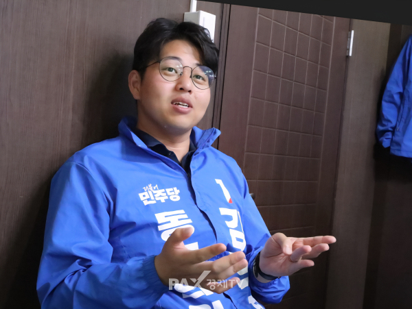 김희재 후보가 팍스경제TV와의 인터뷰에서 지역 현안과 동구 발전 방향에 대해 설명하고 있다. [사진=박자연 기자]