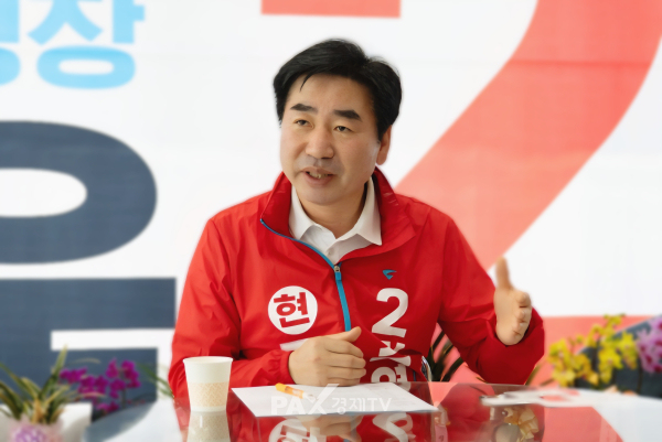 김영욱 부산진구청장이 팍스경제TV와의 인터뷰에서 부전역 복합환승센터와 청년 정착 기반 확대 등 부산진구 미래 발전 방향에 대해 설명하고 있다. [사진=박자연 기자]