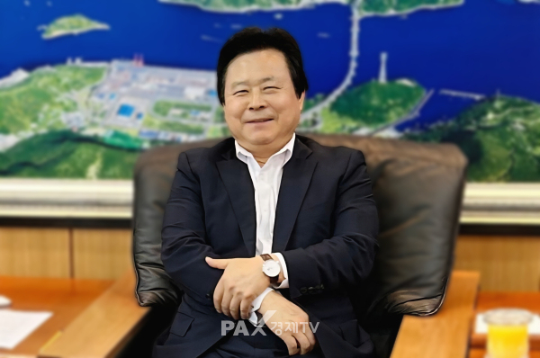 강기윤 창원시장이 팍스경제TV와 인터뷰에서 민선 9기 경제정책과 미래 산업 육성 전략을 설명하고 있다. [사진=박자연 기자]