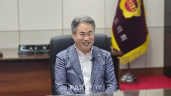 박준 경상남도의회 의장이 팍스경제TV와의 인터뷰에서 전반기 의정 운영 방향과 미래산업 육성 전략을 설명하고 있다. [사진=박자연 기자]