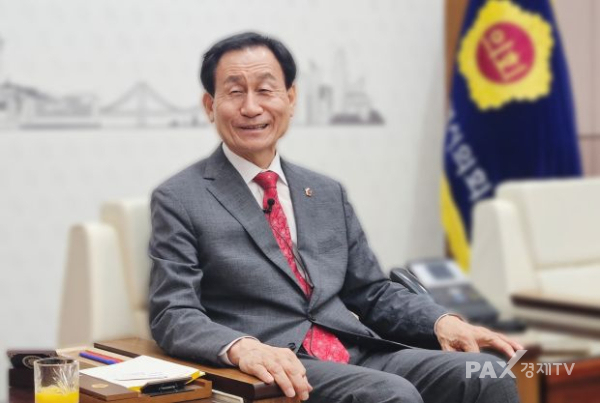 강무길 부산시의회 의장이 팍스경제TV와의 인터뷰에서 민생경제 회복과 미래 성장 전략에 대해 설명하고 있다. [사진=박자연 기자]