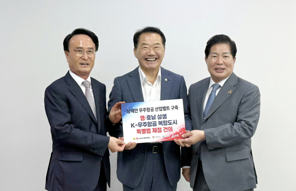 공영민 고흥군수가 신성범 국회의원과 우주항공복합도시 특별법 제정 등 우주항공산업 관련 현안을 논의한 후 기념촬영을 하고 있다 [사진=전남광주통합특별시 고흥군]
