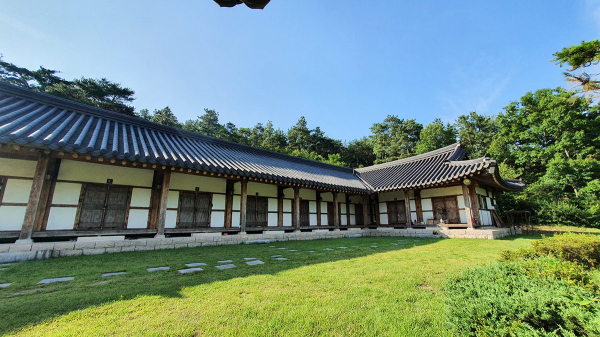 해남군은 백련재 문학의 집 작가 레지던시에 올해 처음으로‘초빙작가제’를 도입하고, 첫 초빙작가로 최두석 시인을 선정했다. [사진=전남광주통합특별시 해남군]