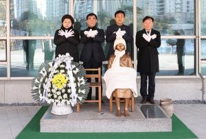 염종현 의장, ‘도의회 평화의 소녀상’ 건립 4주년 추모식