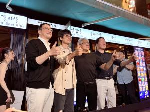 [이슈] "Go SK·LG·네이버!" 외친 젠슨 황…韓 총수들과 즐긴 홍대 불금